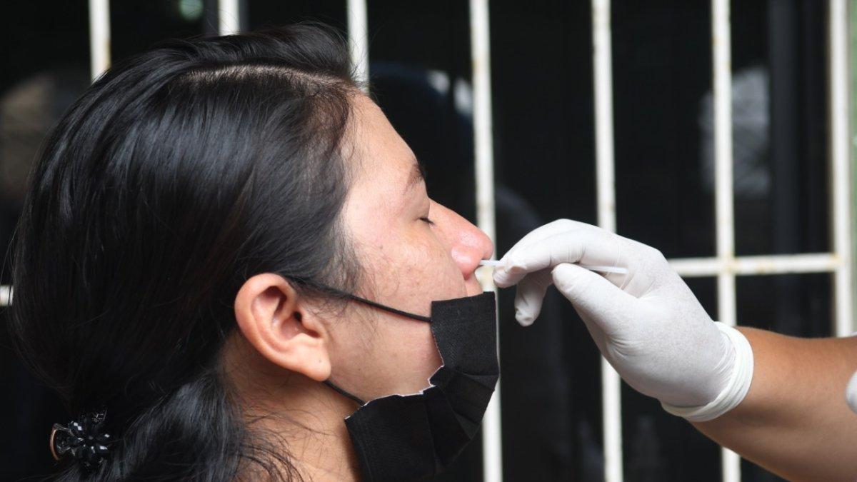 Una persona con síntomas respiratorios  se realiza una prueba de diagnóstico de COVID-19 en un centro de salud municipal de Guayaquil, el 10 de enero de 2020.