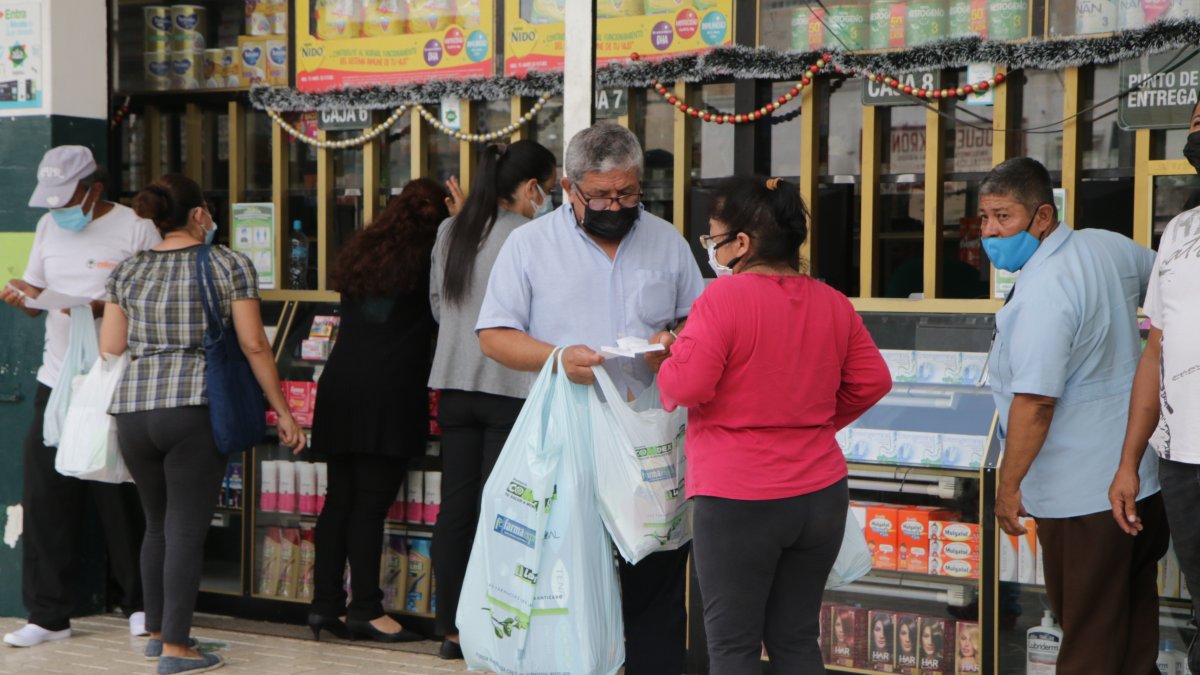 Irregular. Las farmacias no exigen prescripción médica para vender antibióticos y analgésicos.