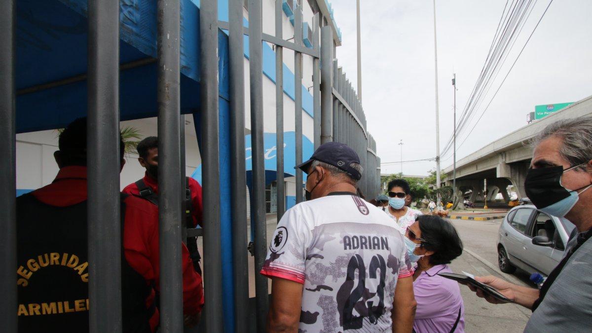 Trámite. Los ciudadanos se acercan a la CNT para denunciar el robo de identidad en los contratos con el ente.