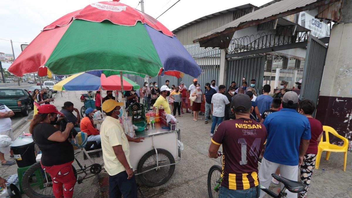 En los exteriores del centro de vacunación que funciona en el colegio José María Egas, los informales han colocado sus carretas obstaculizando el libre tránsito de los peatones