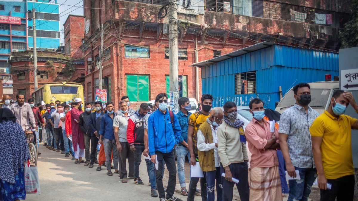 Una jornada de vacunación anti-covid-19, este 11 de enero, en Dhaka capital de Bangladesh.