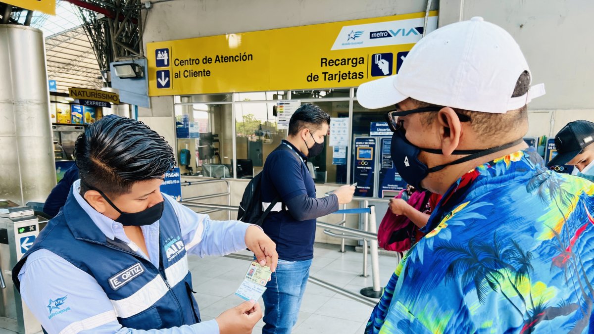 Personal del sistema de transporte masivo Metrovía y de la ATM socializa la disposición que entra en vigencia este miércoles 12 de enero.