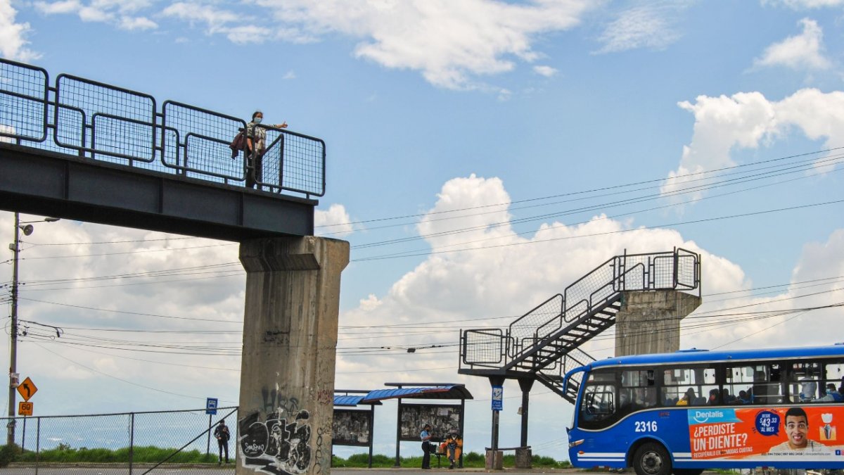 El mal estado del puente peatonal ha causado malestar entre los moradores de la Loma de Puengasí.