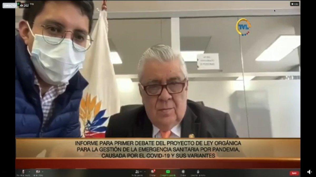 Ponente. Un empleado de la Asamblea asiste a Marcos Molina, presidente de la Comisión de Salud, para instalarlo correctamente en el Zoom.