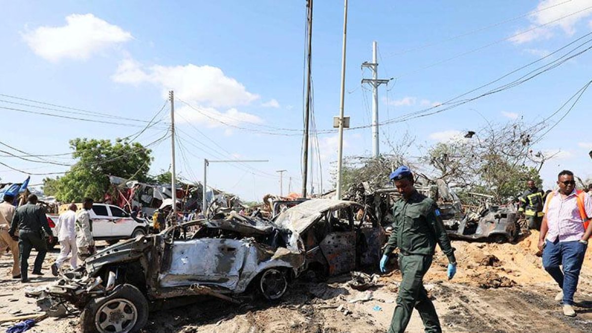 Terror. La capital de Somalia vive momentos de dolor por la mortal explosión de un coche bomba, de este 12 de enero.
