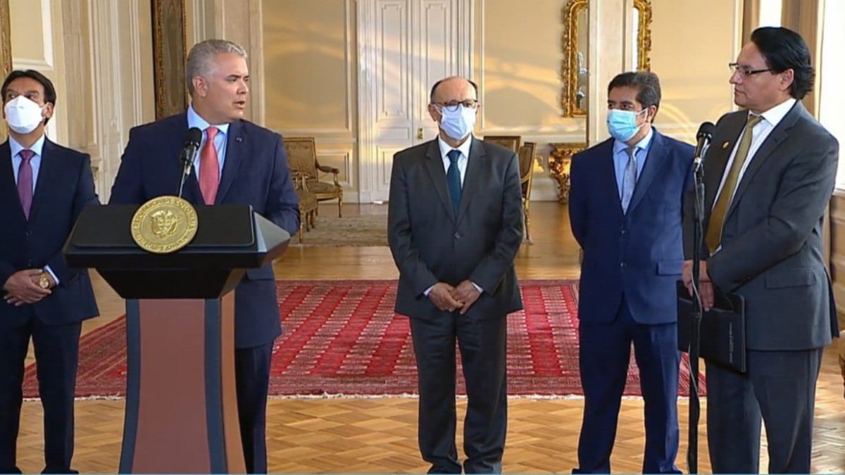 Los asambleístas Fernando Villavicencio, Pedro Velasco y Bruno Segovia se reunieron con el presidente Iván Duque para presentarle los resultados de una investigación.