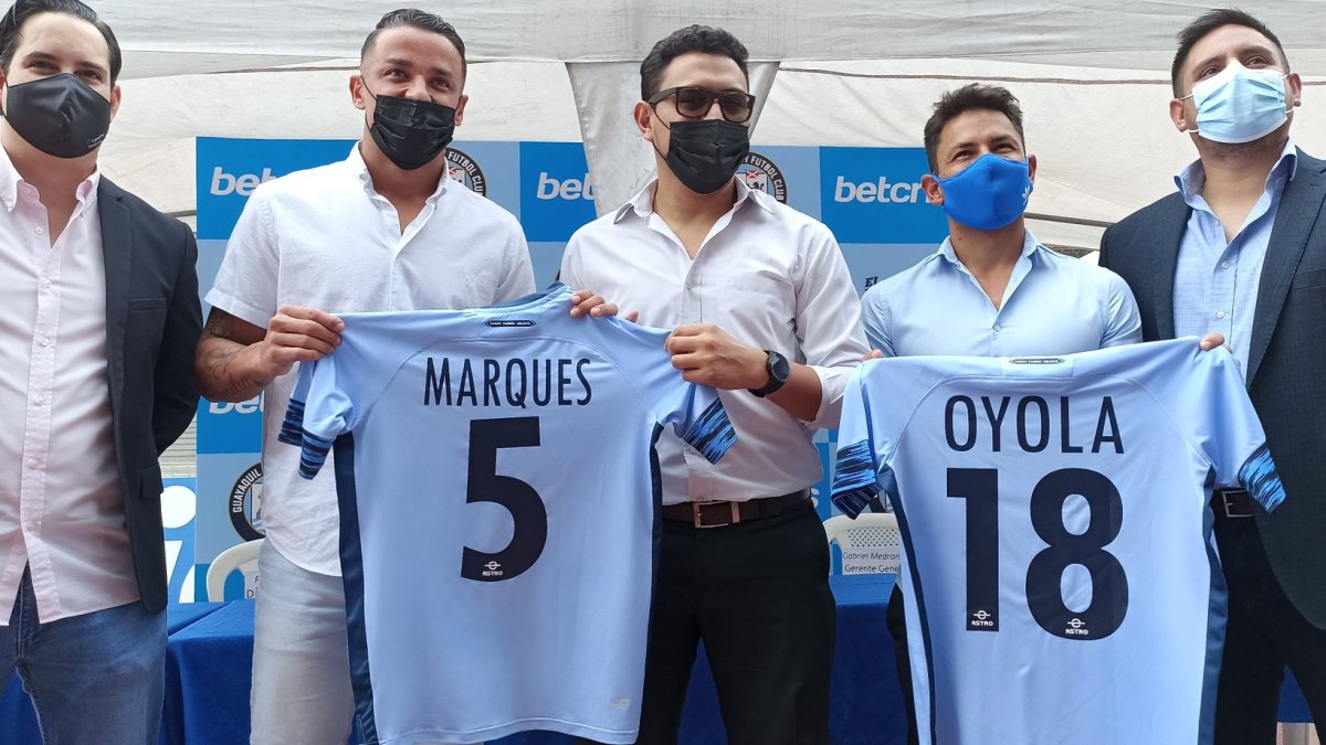 Gabriel Marques y Matías Oyola lucen la camiseta de Guayaquil City.