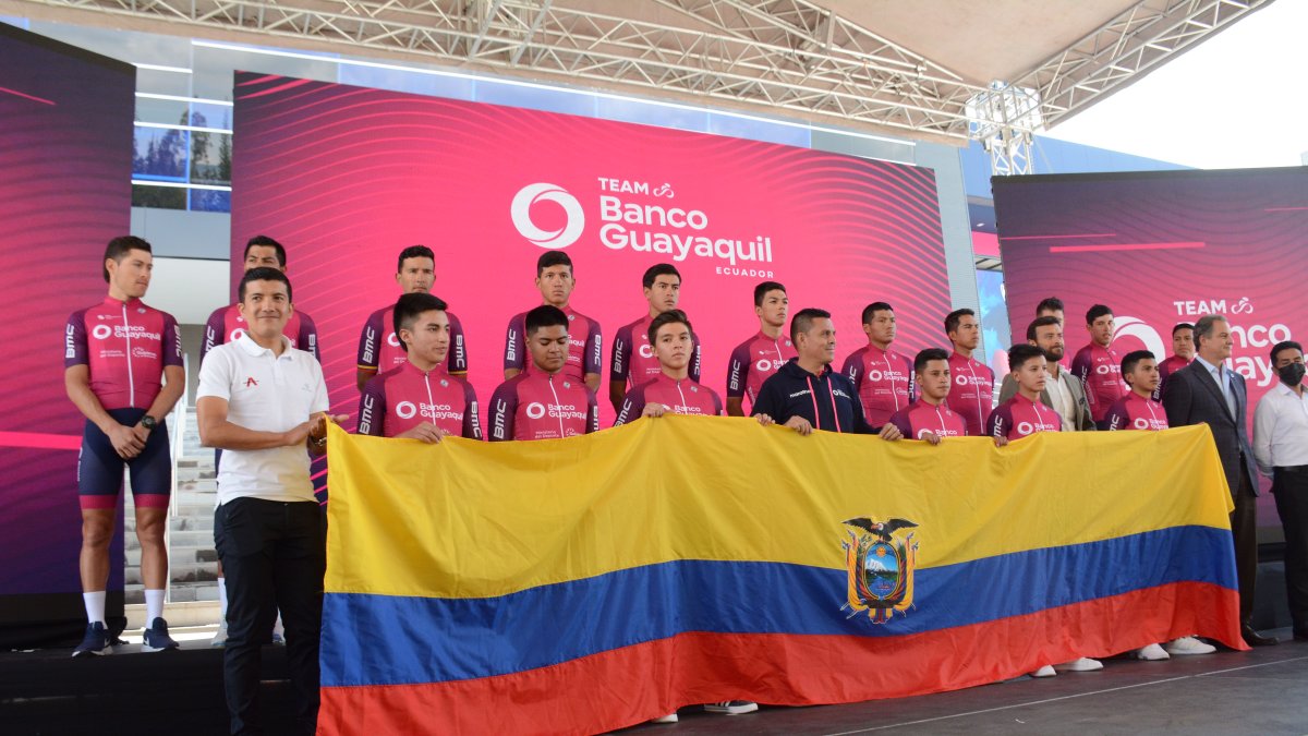 El flamante equipo continental de ciclismo tiene a Richard Carapaz (i) como su principal asesor. La formación tricolor apunta a consolidarse como la mejor de América.