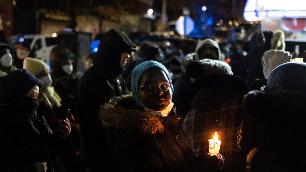 gente con velas realizan una vigilia por las víctimas del paoroso incendio en un edificio que cobró al menos 17 vidas en el Bronx