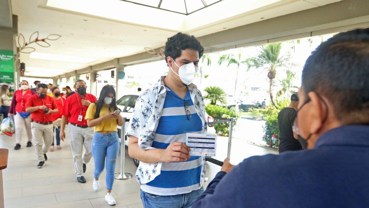 Medidas. En los lugares de atención al público, las personas mayores a 12 años deben presentar el certificado de vacunación completa.