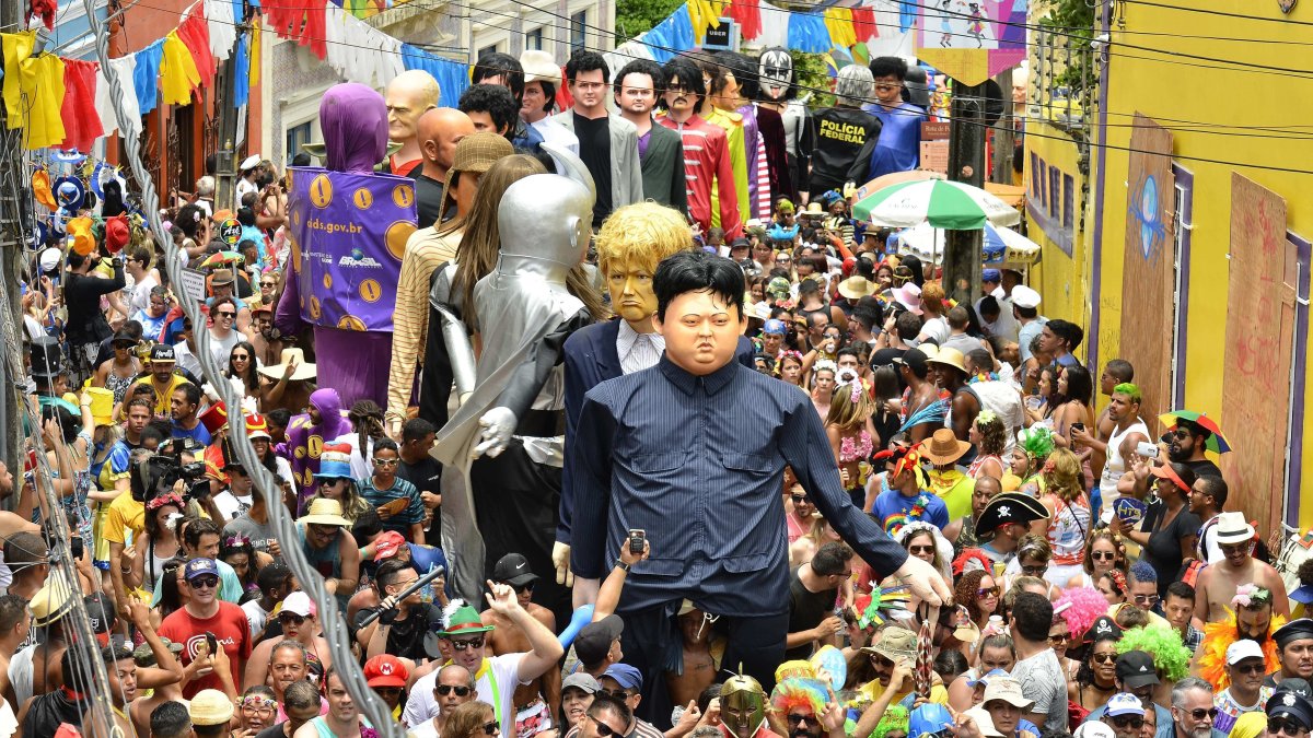 El público disfrutó del desfile de muñecos en uno de los últimos carnavales de Río, antes de la pandemia.
