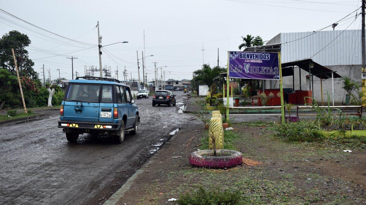 Las calles. Solo cuando garúa, es posible ver asentado el polvo en las calles que integran a Las Violetas. En el sitio todas las vías están con huecos.