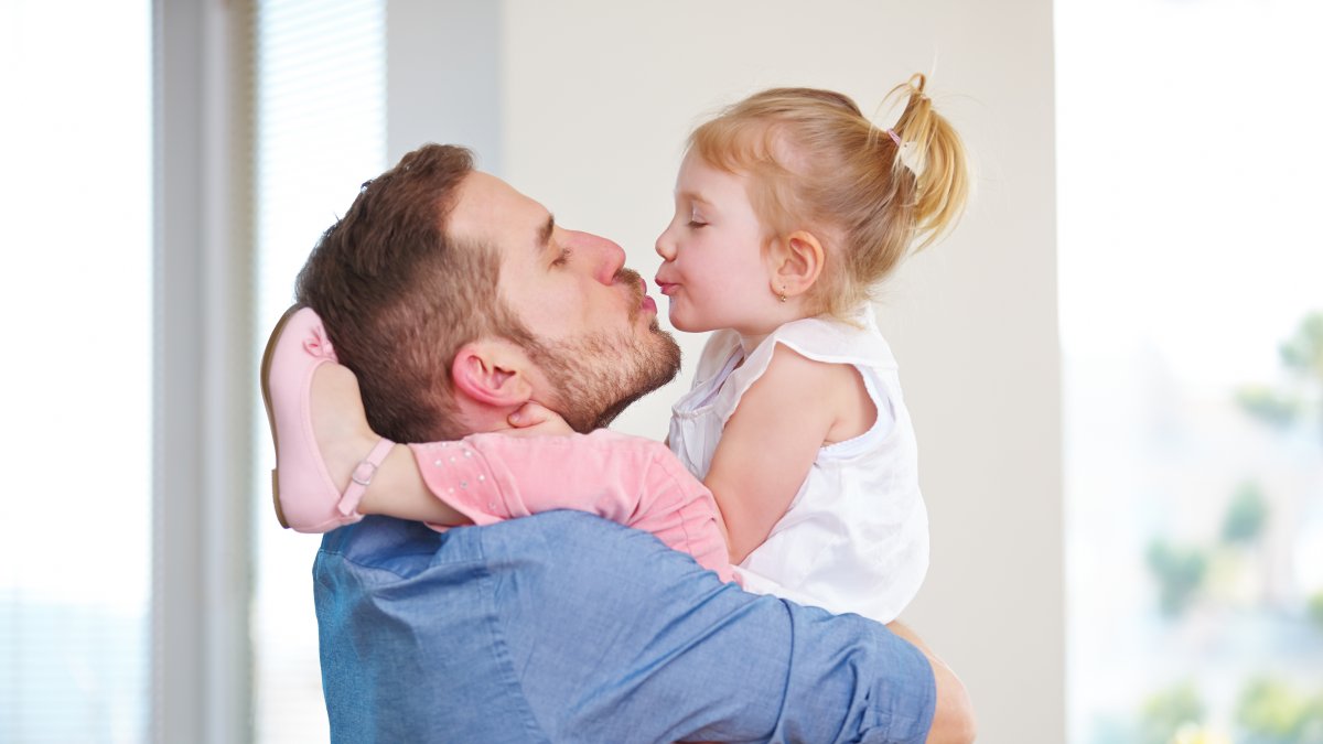 Besar a los hijos en la boca, ¿un error?