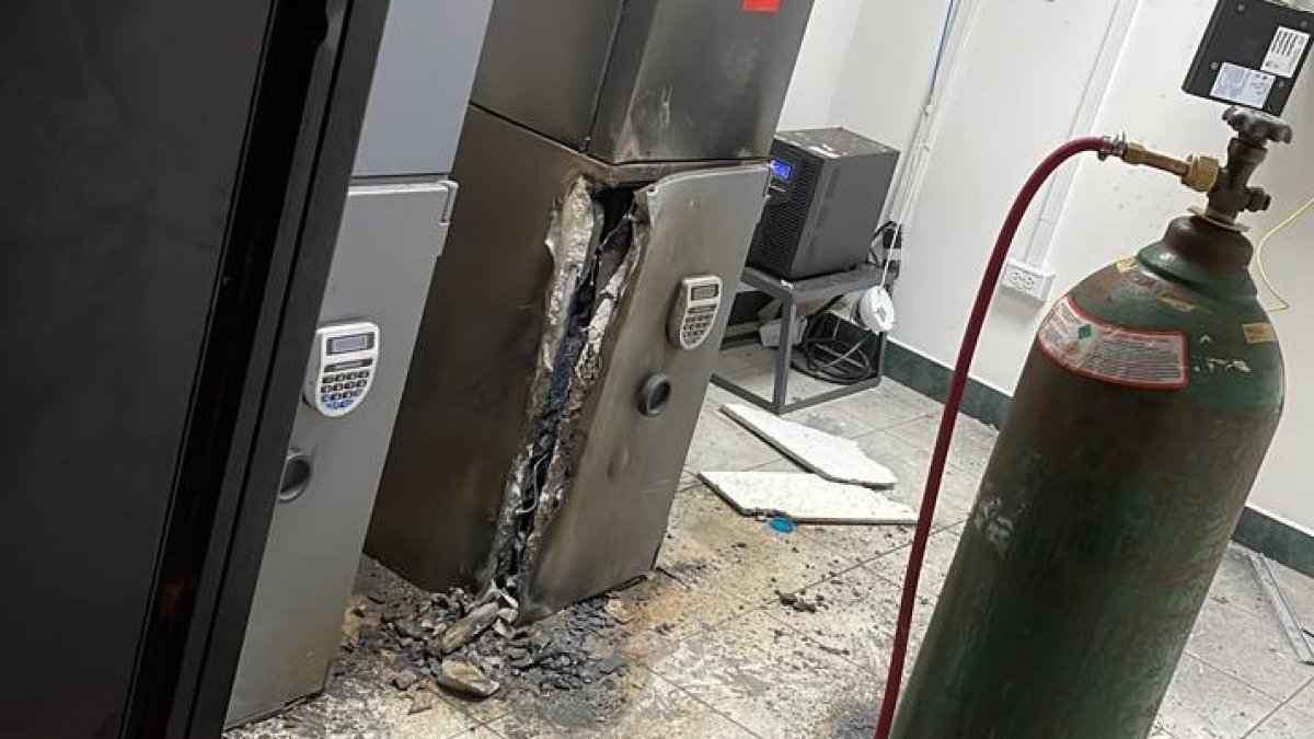 Daños. En el lugar los policías encontraron las herramientas empleadas para el intento de robo.