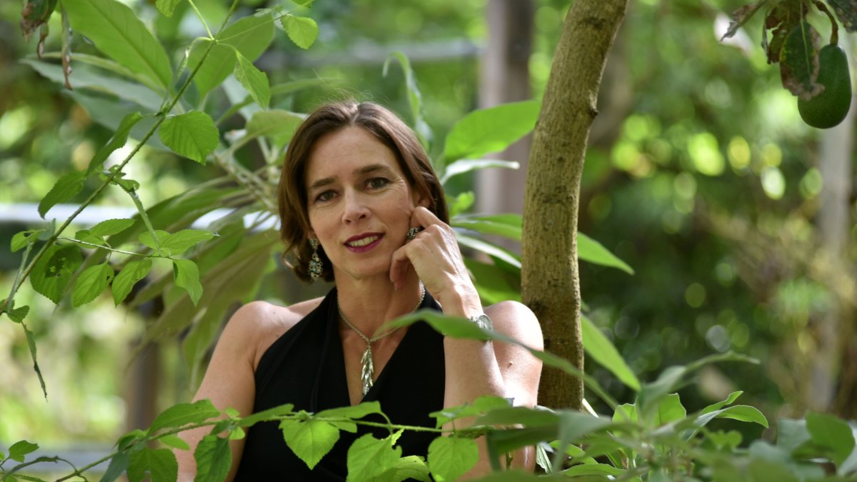 Vive una vida con conciencia ecológica, calienta el agua con la energía del sol y la reutiliza en el jardín.