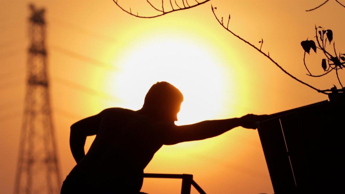 Un hombre expuesto al sol realiza trabajos, en una fotografía de archivo.