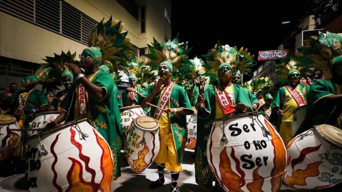 Fotografía de archivo de integrantes de una comparsa tocan los tambores durante el Desfile de Llamadas, en Montevideo (Uruguay).