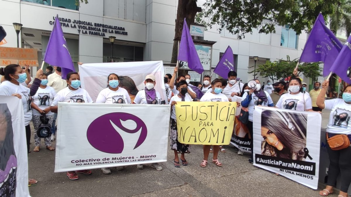 Personas con carteles, en las afueras del recinto judicial por el caso de Naomi Arcentales.