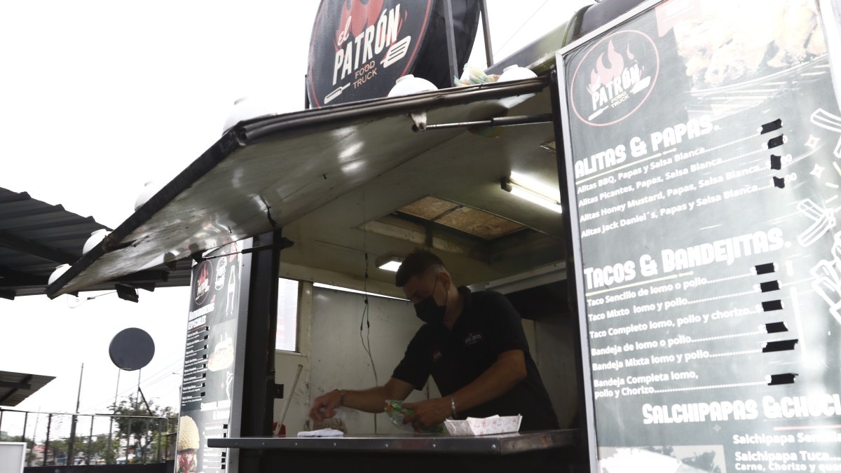 Espacio. El negocio de Carlos Pedreros, en la ciudadela Bellavista, al pie de la Velasco Ibarra, inició con un food truck que lo bautizó como El Patrón.