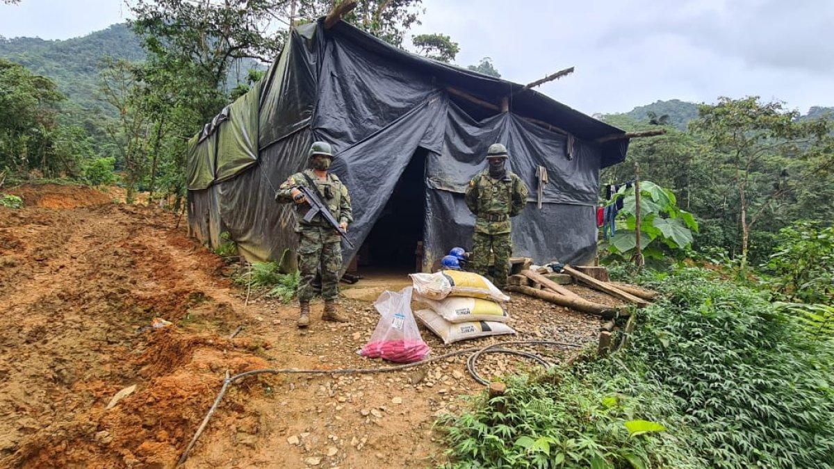 Vigilancia. Uniformados vigilan el material encontrado en el sector.