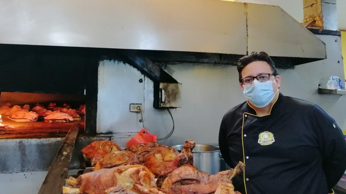 Producción. Elías Peralta, al igual que su padre, está pendiente del producto que es preparado en horno de leña.