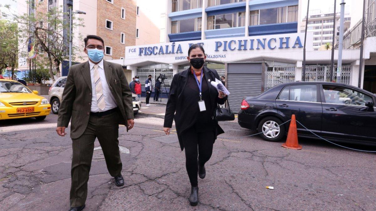 La directora del Sercop, María Sara Jijón, saliendo de la Fiscalía de Pichincha.