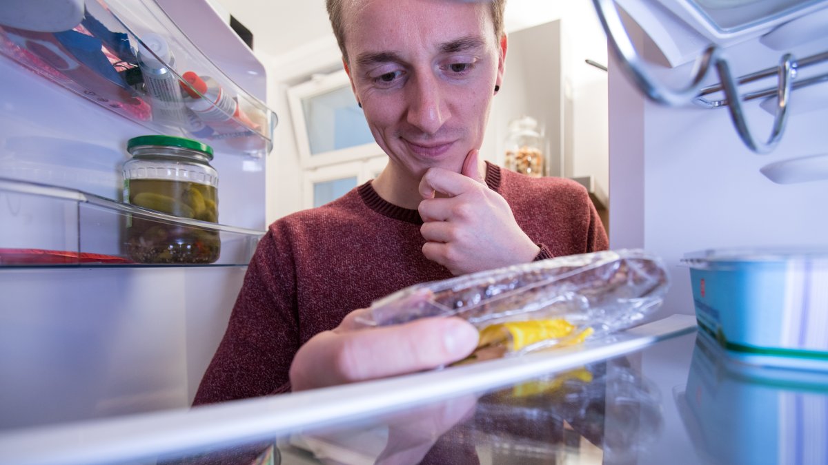 Un rápido control de lo que todavía tenemos en la nevera y las alacenas evita la compra innecesaria de alimentos.