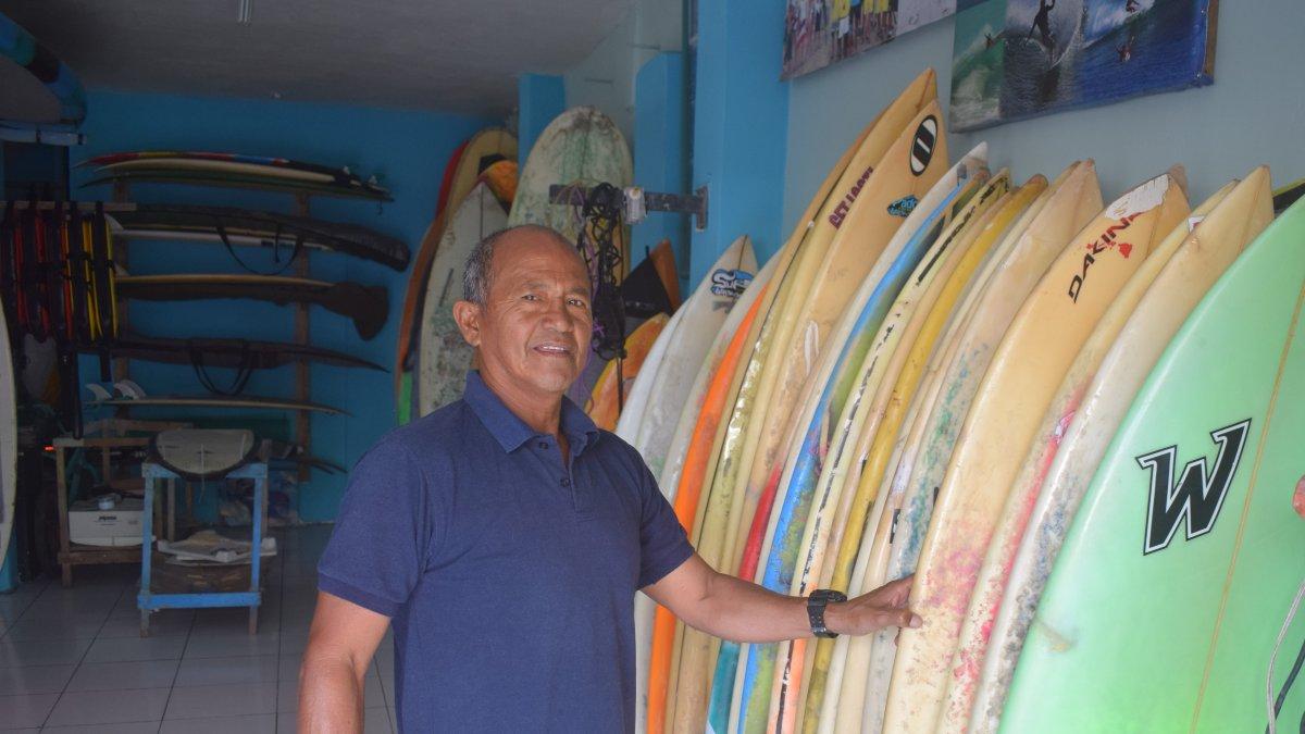 Victor Bazán dirige su escuela y taller de surf en Salinas, Surf paradise.
