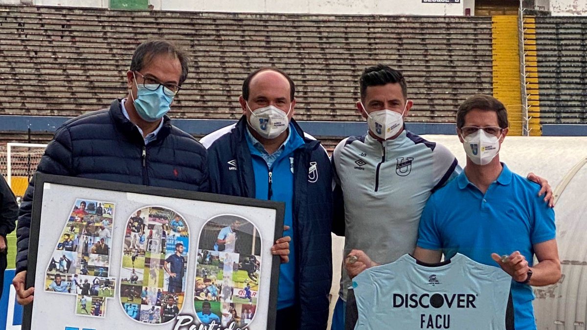 El volante Facundo Martínez (c) terminó el 2021 cumpliendo 400 partidos con la Universidad Católica y clasificando a Copa Libertadores.