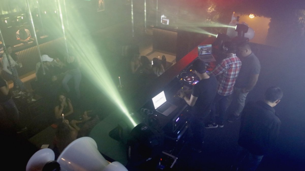 Restobares. La farra en estos espacios está prohibida. Si se incumple el uso de la LUAE, la sanción va desde los $ 3.825 hasta los $ 6.375.