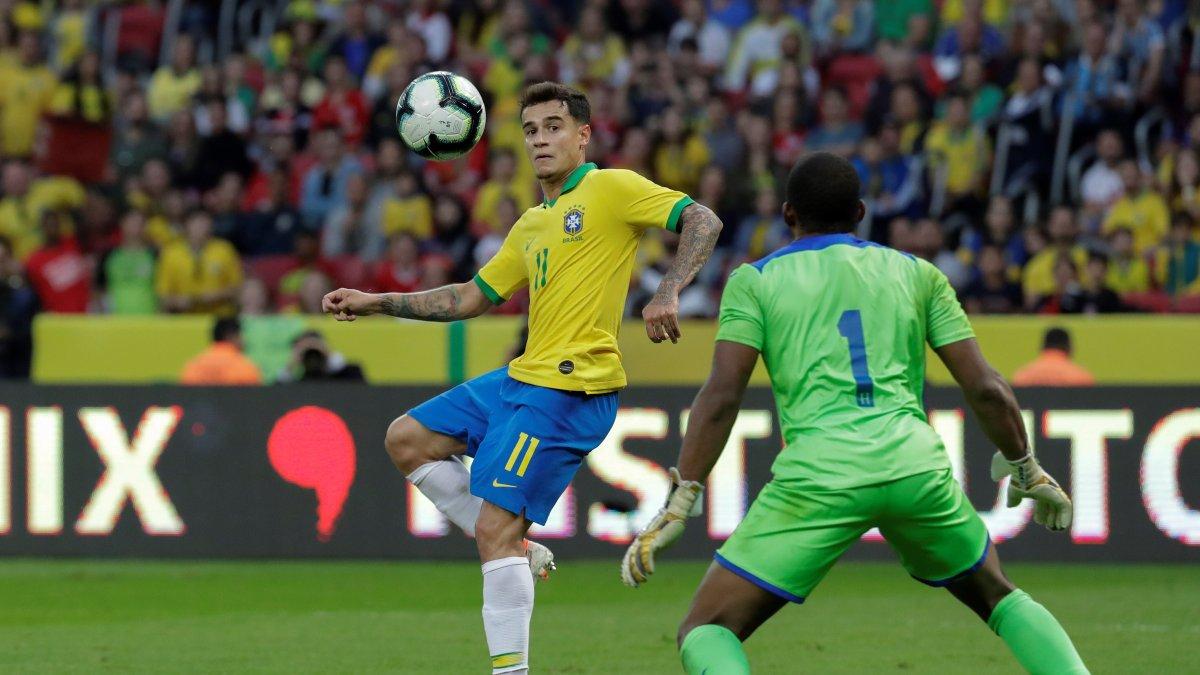 El jugador Philippe Coutinho (i) de Brasil, en una fotografía de archivo