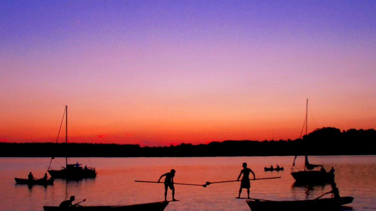 Fotografía de archivo de dos pescadores trabajando.