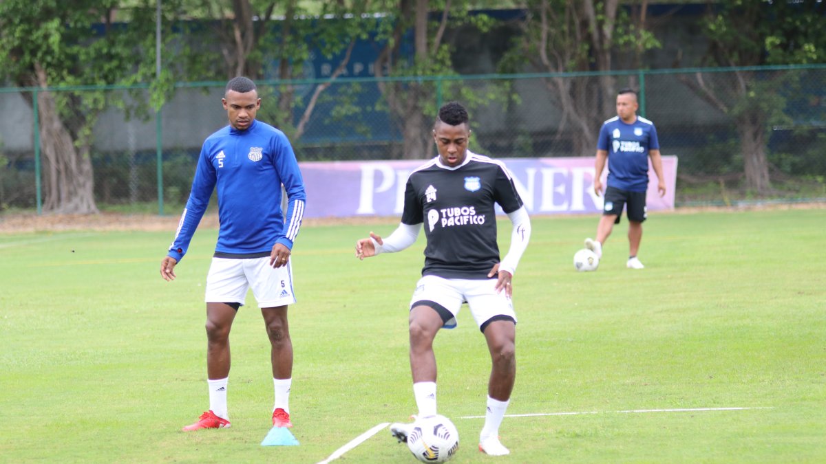 Bryan Carabalí (d) y Dixon Arroyo serían utilizados este martes ante Unión Manabita en el duelo válido por la Copa Ecuador.