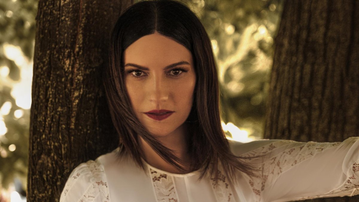 Fotografía cedida este viernes por Tommy Napolitano en la que se registró a la cantautora italiana Laura Pausini, quien contará su vida y mostrará su 