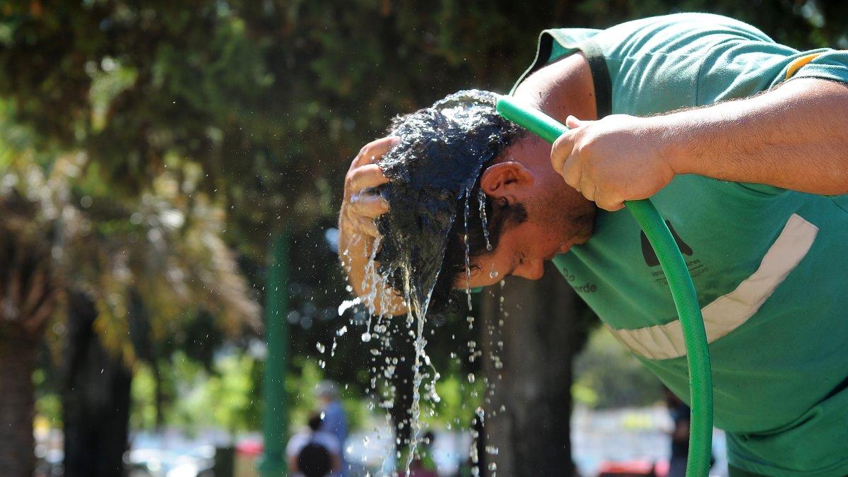 Un hombre se refrescar, en medio de la fuerte la ola de calor, en Buenos Aires (Argentina). EFE/Enrique García