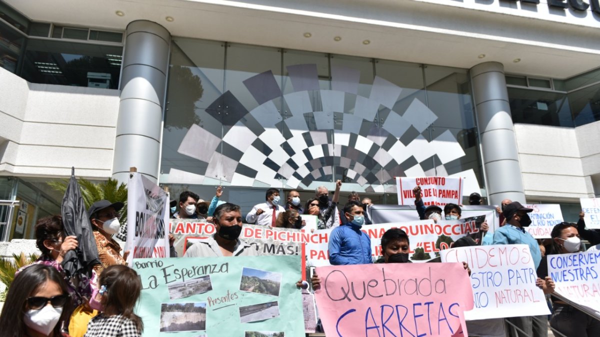 Protesta. Decenas de ciudadanos reclamaron en los exteriores del organismo constitucional acciones por los riesgos que afrontan.
