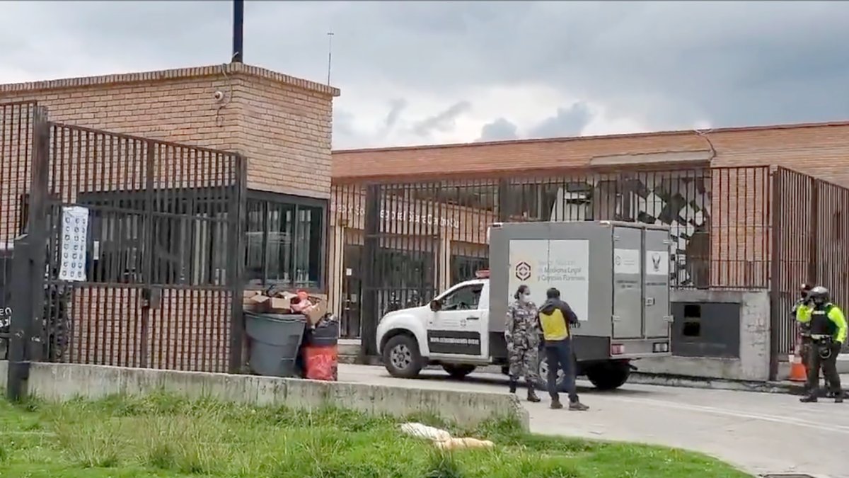 El vehículo de Medicina Legal a su llegada al centro de rehabilitación del Azuay.