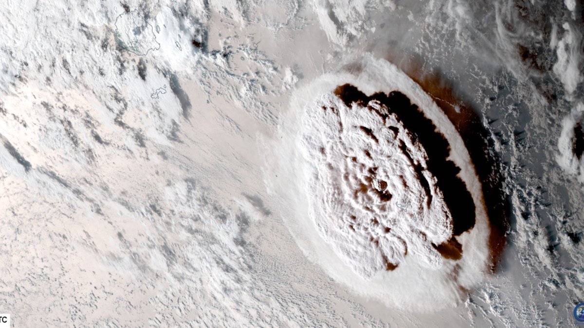 Imagen satelital captada por la NOAA de la erupción del volcán de Tonga, en el Pacífico Sur,