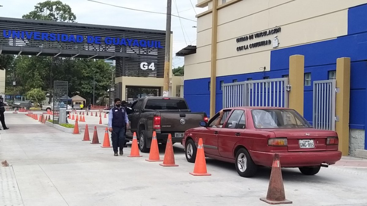 Personal de seguridad de la Universidad de Guayaquil labora de manera presencial.