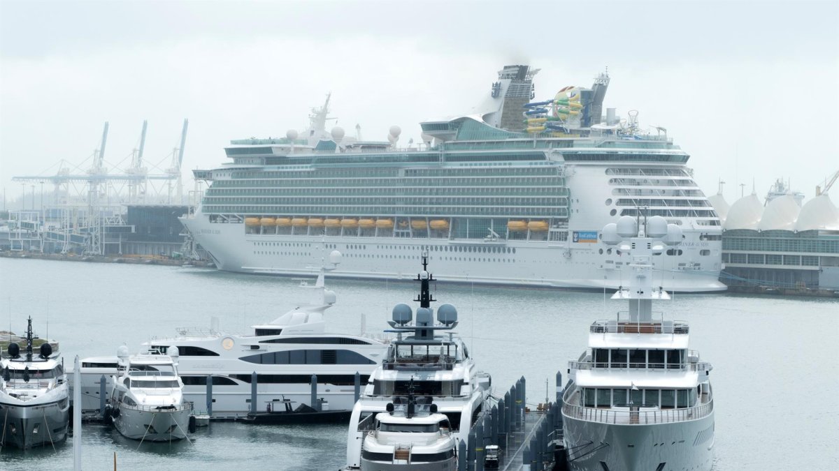 Fotografía de archivo de un crucero de la compañía Royal Caribbean atracado en la Bahía de Miami (EE.UU.).