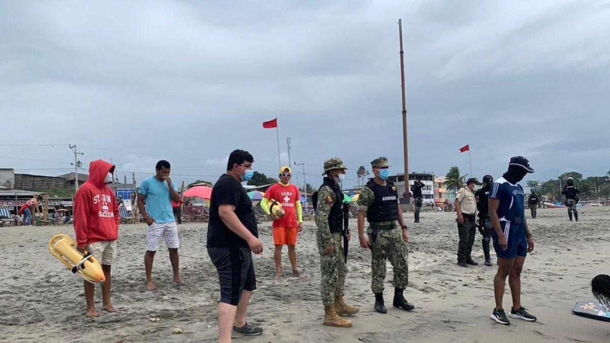 Manabí. La Gobernación dispuso el retiro de las personas en las playas de la provincia.