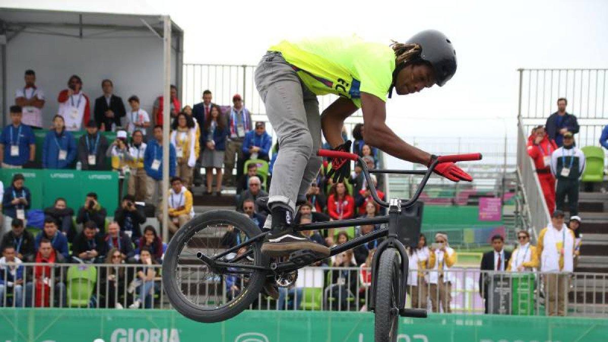 Jonathan lleva más de una década en la práctica del BMX Freestyle, donde ha incluso logrado títulos en campeonatos mundiales.