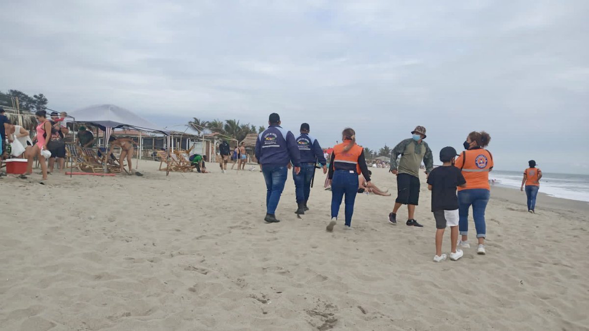 Personal del Servicio Nacional de Gestión del Riesgo vigila las playas.