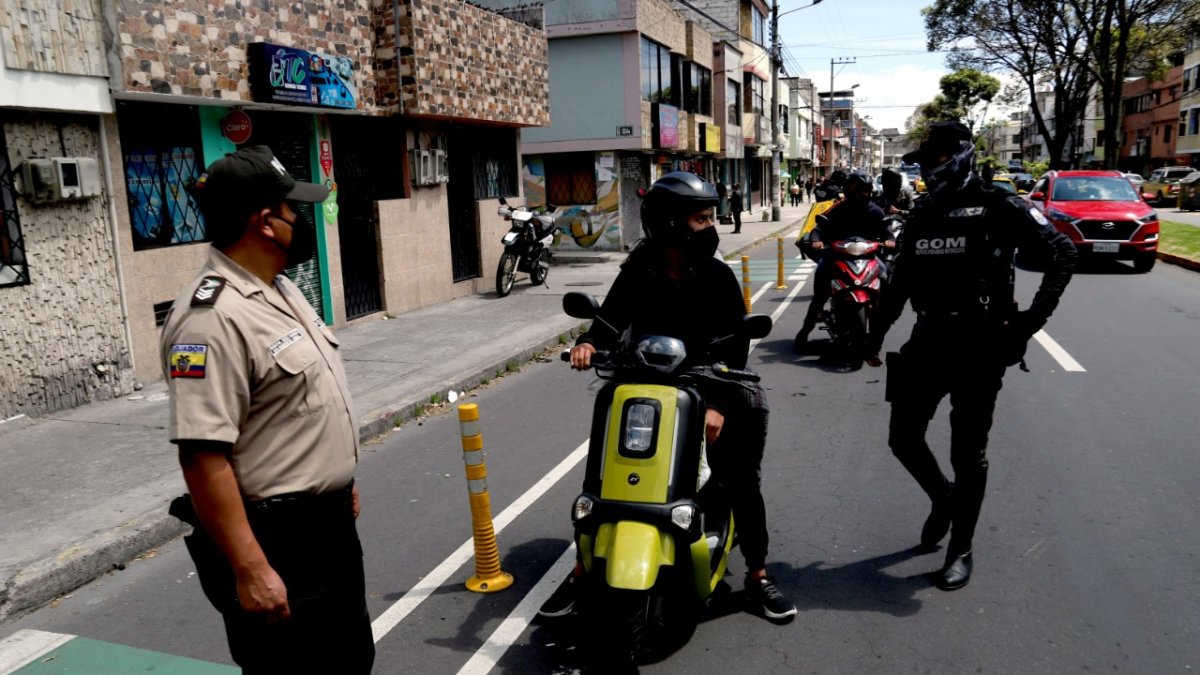 Operativos. Miembros de la Policía el pasado 5 de enero, durante uno de los controles efectuados a personas que se desplazaban en motocicletas en el sector de Solanda, al sur.
