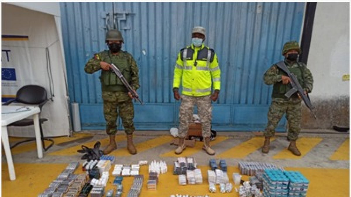 Hallazgo. Miembros de las Fuerzas Armadas hallaron medicamento en la frontera de Carchi.