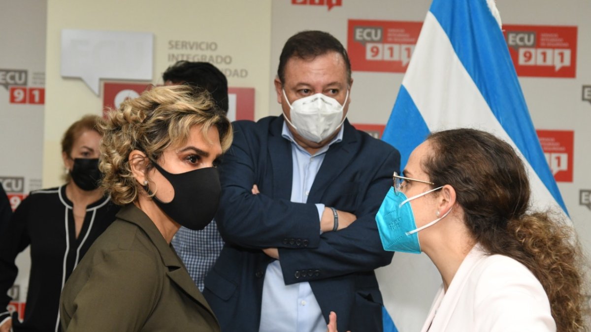 La alcaldesa Cynthia Viteri dialoga con la ministra de Educación, María Brown, el jueves 13 de enero, cuando se anunció la reanudación de las clases presenciales.