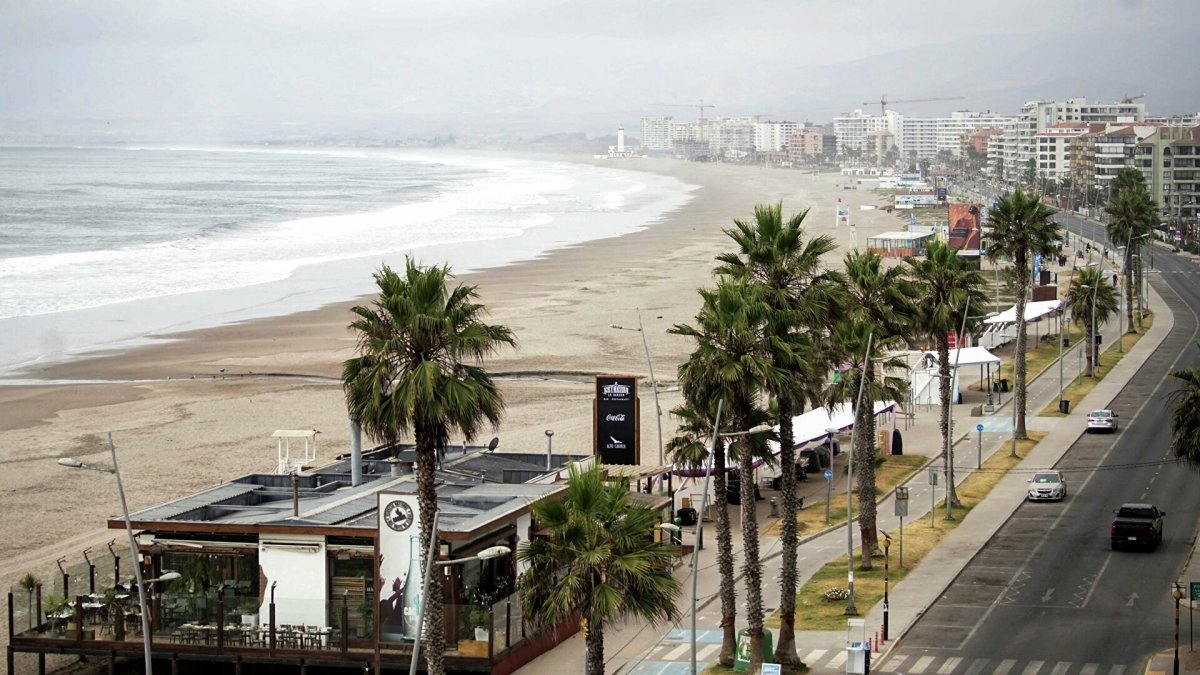Las playas chilenas estuvieron desoladas el sábado ante el temor a tsunamis