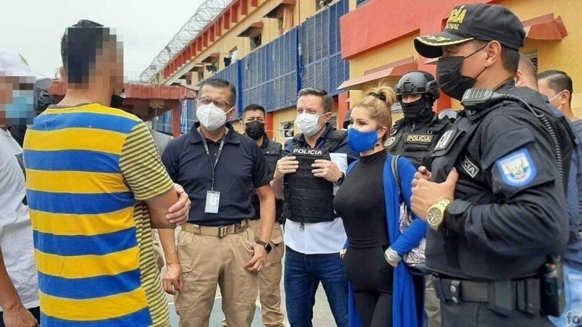 La comisionada Garzón conversó con privados de la libertad.