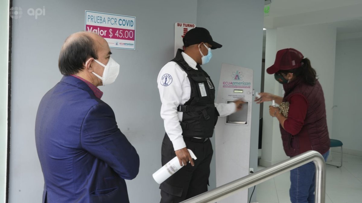 Gente en Quito acude a los laboratorios privados a realizarse examenes para saber si está afectada con el virus
