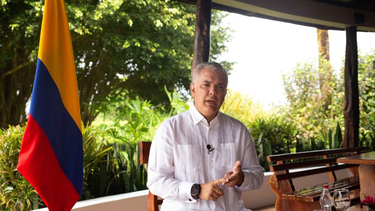 El presidente de Colombia, Iván Duque, habla durante una entrevista con Efe, el 15 de enero de 2022 en Galápagos (Ecuador).